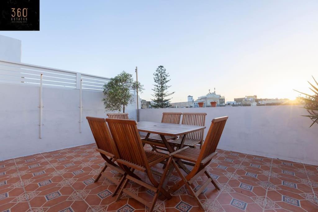 Beautiful, Typical Maltese 4Br Home With Roof Top By 360 Estates Слима Екстериор снимка