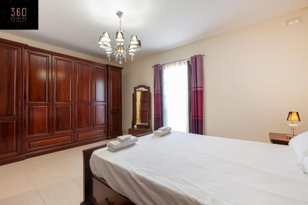 Beautiful, Typical Maltese 4Br Home With Roof Top By 360 Estates Слима Екстериор снимка