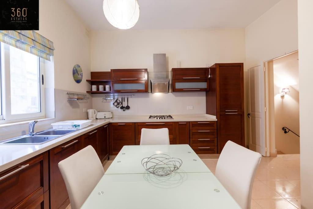 Beautiful, Typical Maltese 4Br Home With Roof Top By 360 Estates Слима Екстериор снимка